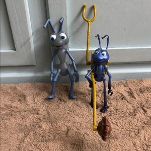 1998 A Bug's Life Launching Catapult Inventor & Squeeze Me Flik Figures